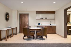 Hilton North Scottsdale At Cavasson的厨房或小厨房