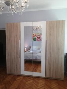a glass cabinet in a room with a bed at Fioretta in Mali Lošinj