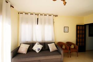 - un salon avec un canapé et une fenêtre dans l'établissement Apartamento Panorama 5, à Miami Platja