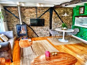 Televízia a/alebo spoločenská miestnosť v ubytovaní Moderno Dúplex para 3 en Centro de Bermeo con Wifi