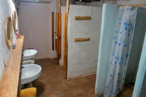 y baño con 2 lavabos y ducha. en Albergue del Oso TierraLuz, en Arbúcies