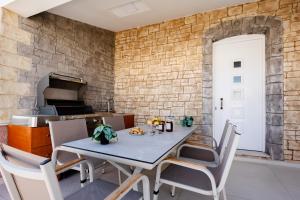 - une salle à manger avec une table et des chaises dans l'établissement Amarildo Holiday Home, with private pool!, à Prinés