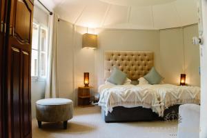 En eller flere senge i et værelse på Pleasant Places By Sanaandi