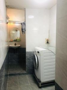 y baño con lavabo y lavadora. en Head of Quarter -TRIPLE BED ROOM- CHEAP en Hanói