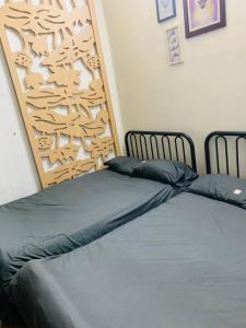1 dormitorio con 2 camas y cabecero de madera en Head of Quarter -TRIPLE BED ROOM- CHEAP en Hanói
