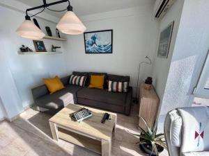 ein Wohnzimmer mit einem Sofa und einem Couchtisch in der Unterkunft ARENA y Mar Sunny Home by Cadiz4Rentals in Cádiz
