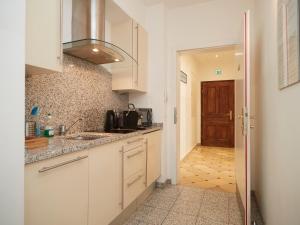 A kitchen or kitchenette at La Scala Apartments