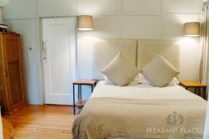 Cama ou camas em um quarto em Pleasant Places By Sanaandi