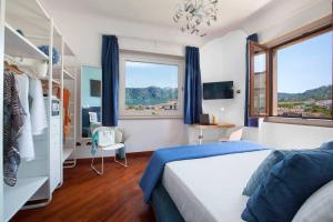 ein Schlafzimmer mit einem Bett und einem großen Fenster in der Unterkunft Sorrento Realty Holidays Alpa Suite in Sant'Agnello