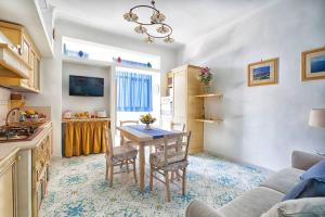 cocina con mesa y sillas en una habitación en Sorrento Realty Holidays Alpa Suite en Sant'Agnello