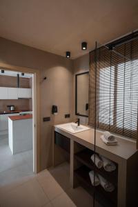 uma casa de banho com um lavatório e um chuveiro em Apartamentos Playazul em Playa de las Americas