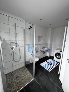 a bathroom with a shower and a toilet and a sink at Moderne Wohnung mit Ausblick in Niedernhall
