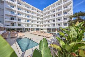 Bazén v ubytování Hotel Ilusion Calma & Spa nebo v jeho okolí