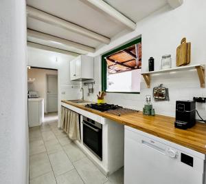 A kitchen or kitchenette at Villa Pomelia, Villa nel corso di Santa Marina Salina a 50 mt dal mare