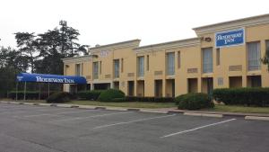 un estacionamiento frente a un hotel en Rodeway Inn Joint Base Andrews Area, en Camp Springs