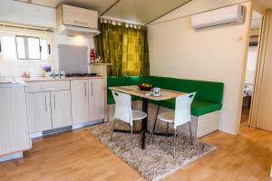 eine Küche mit einem Tisch und Stühlen im Zimmer in der Unterkunft Tóparti Safari-ház a Richter Safari Parkban in Nagykőrös