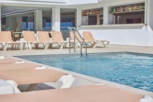 Bazén v ubytování Hotel Ilusion Calma & Spa nebo v jeho okolí