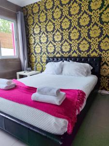 - une chambre avec un lit et 2 serviettes dans l'établissement Vintage Place - Azorean Guest House, à Ponta Delgada