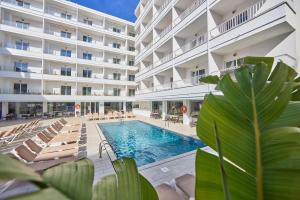 Bazén v ubytování Hotel Ilusion Calma & Spa nebo v jeho okolí
