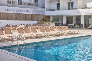 Bazén v ubytování Hotel Ilusion Calma & Spa nebo v jeho okolí
