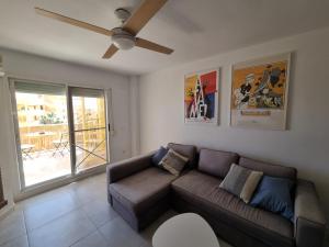 Una sala de estar con un sofá y un ventilador de techo. en Calahonda Royale Penthouse with Sea Views, en Cabopino 38 fotos más