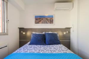 Giường trong phòng chung tại Antibes centre à 2 pas de la vieille ville, plages