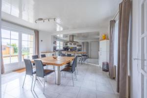 Kuchyň nebo kuchyňský kout v ubytování Gîte Les Petites Landes - Piscine privée proche plages