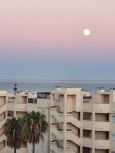 una vista de un edificio con el océano en el fondo en Calahonda Royale Penthouse with Sea Views, en Cabopino