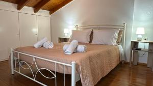 Jason's House في مدينة كورفو: غرفة نوم بسرير كبير عليها مناشف