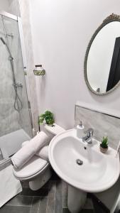 Et badeværelse på Jasper's by Spires a cosy comfortable 4 bedroom house close to Trentham Gardens + 51 billeder