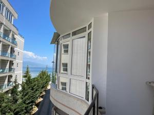 Apartamento con balcón con vistas al océano. en Mikpritja Pogradec, Tushemisht 3, en Tushemisht