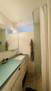ein Bad mit einem Waschbecken und einer Dusche in der Unterkunft ApartmentInCopenhagen Apartment 1593 in Kopenhagen