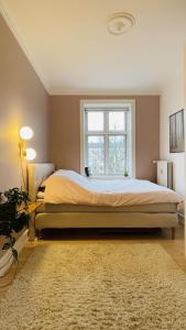 ein Schlafzimmer mit einem großen Bett und einem Fenster in der Unterkunft ApartmentInCopenhagen Apartment 1593 in Kopenhagen