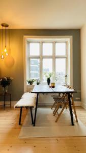 a dining room with a table and a window at ApartmentInCopenhagen Apartment 1593 in Copenhagen