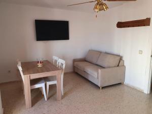 salon z kanapą i stołem w obiekcie Valdelagrana Marinero w mieście El Puerto de Santa María