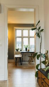 een eetkamer met een tafel en een raam bij ApartmentInCopenhagen Apartment 1593 in Kopenhagen