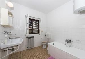 Kúpeľňa v ubytovaní Apartment Near the center and beach + 25 fotografií
