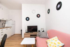 Televízia a/alebo spoločenská miestnosť v ubytovaní Apartment Near the center and beach