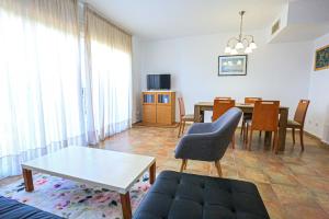 a living room with a table and a dining room at Casa de vacaciones LAS CUMBRES - ONLY FAMILIES in Salou