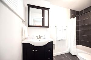 Ένα μπάνιο στο Park Place- cozy modern space fully updated fast WiFi good coffee and easy parking +12 φωτογραφίες