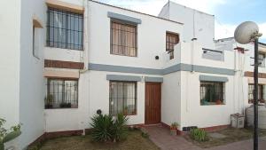 a white house with windows and a door at Duplex Centrico/Costanera in Viedma