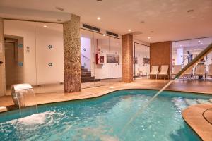 Bazén v ubytování Hotel Ilusion Calma & Spa nebo v jeho okolí