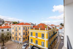 eine Aussicht über eine Stadt mit gelben Gebäuden in der Unterkunft Bright and Spacious Two Bedroom Apt in Almada in Almada