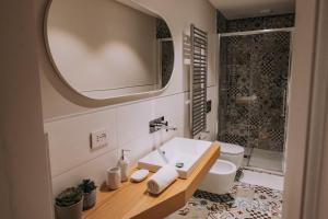 bagno con lavandino, servizi igienici e specchio di Sea Glow - Luxury Apartment a Bisceglie