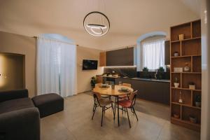 un soggiorno con tavolo e sedie e una cucina di Sea Glow - Luxury Apartment a Bisceglie