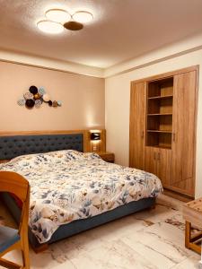 una camera da letto con un letto e un armadio in legno di Marble House a Kavala