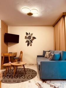 un soggiorno con un divano blu e un tavolo di Marble House a Kavala