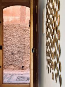 eine offene Tür mit Blick auf ein Gebäude in der Unterkunft Riad de l'Ô with Pool, Rooftop, Free Breakfast in Marrakesch