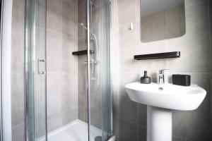 a bathroom with a sink and a shower at Entire 2 Bed Modern Flat with Parking For Families, Business and Contractors in Bristol