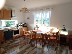 eine Küche mit einem Tisch und Stühlen sowie ein Esszimmer in der Unterkunft Ferienwohnung Mioritza in Kallmünz